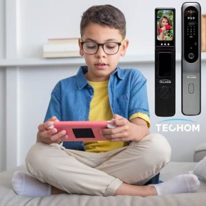 ילד יושב על המיטה בישיבה מזרחית ומשחק בקונסולת משחקי וידאו ולידו מנעול טקהום עם לוגו החברה